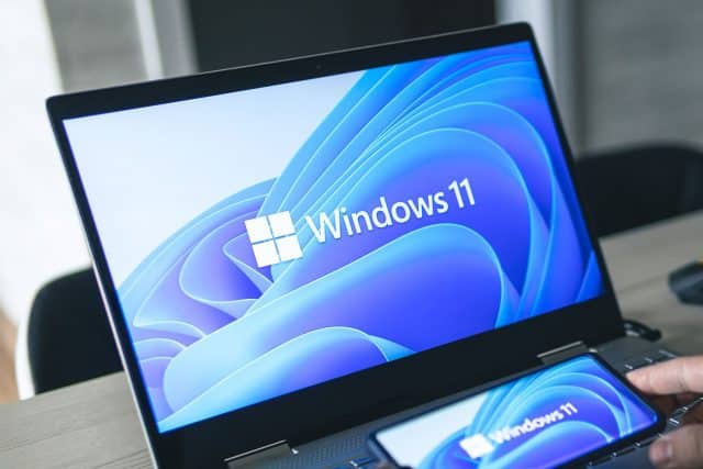 Laptop dan ponsel Windows 11