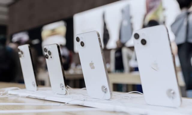 Apple store iPhone display
