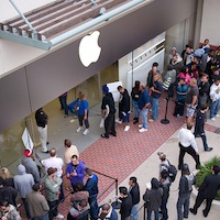 Apple Store buyers 200 pix